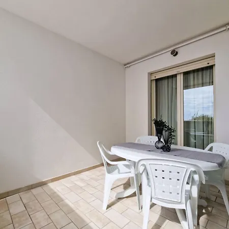 Cozy Coastal Haven With Air Conditioning Apartman